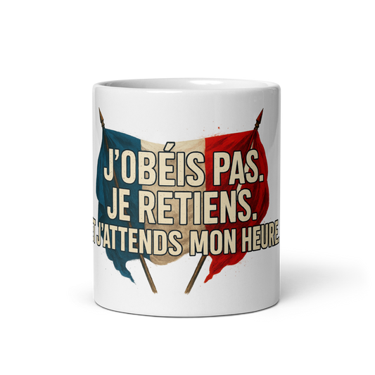 Ce mug ne fait pas de bruit. Il prépare l’orage. « J’obéis pas. Je retiens. Et j’attends mon heure. » C’est le message de ceux qui ne crient pas, mais qui observent. Qui encaissent. Qui notent tout. Et qui frapperont quand le masque tombera. Manifestation 10 Septembre.
